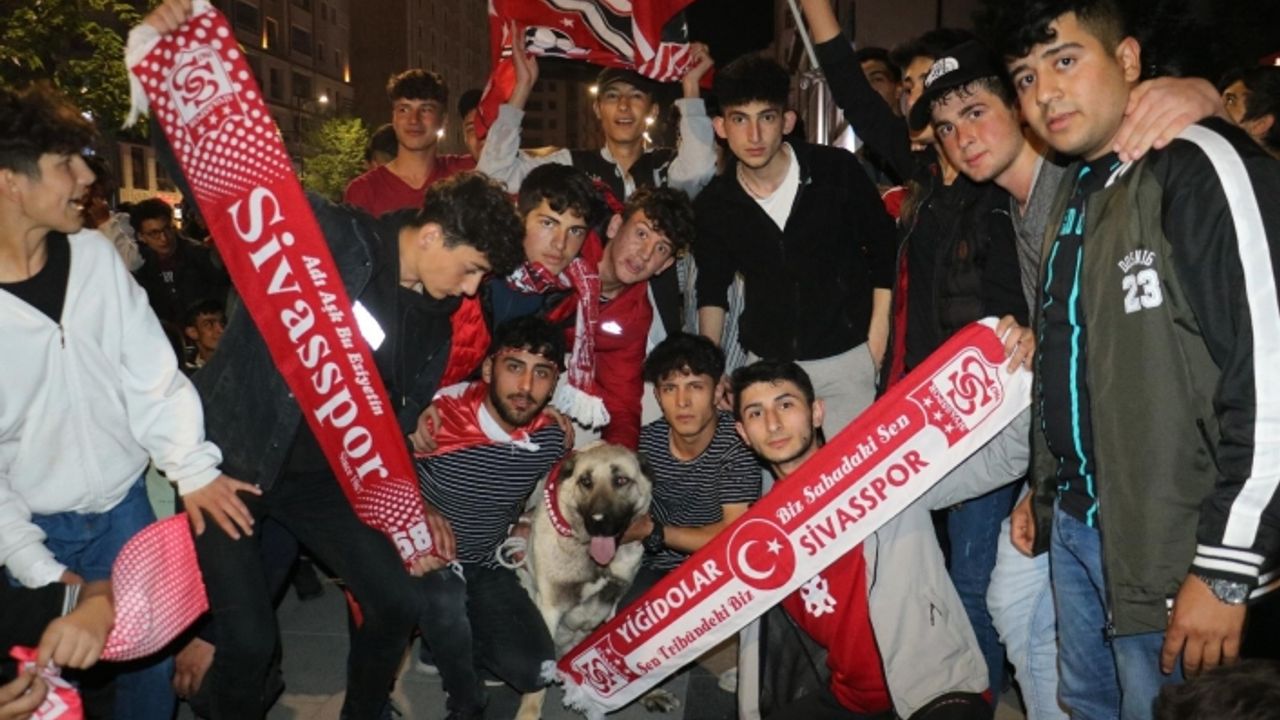 Sivasspor’da taraftarların kupa sevinci sürüyor