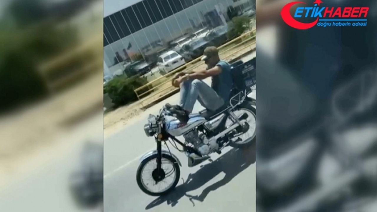 Adana'da motosiklet sürücüsünün tehlikeli yolculuğu kameraya yansıdı