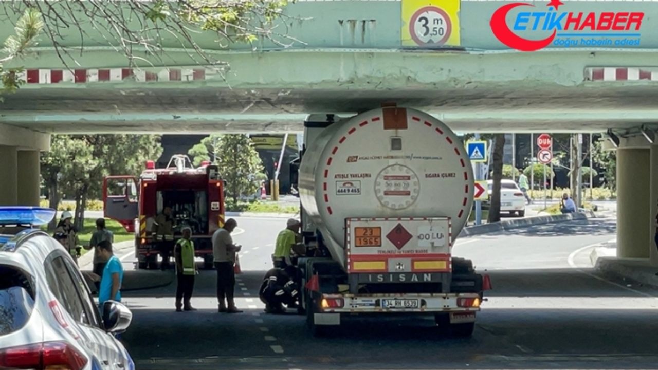 Bakırköy'de köprüye sıkışan tır 1,5 saatlik çalışmayla kurtarıldı