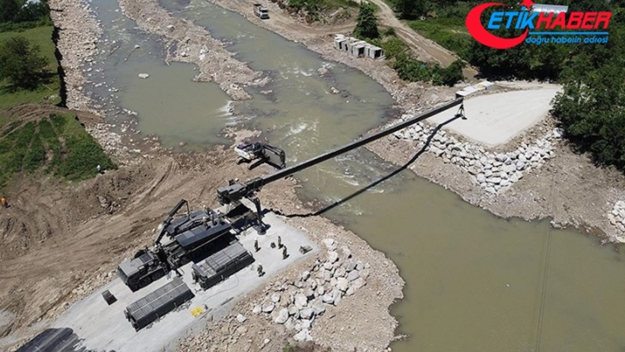 Bartın'da selde yıkılan köprünün yerine MSB geçici köprü kuruyor