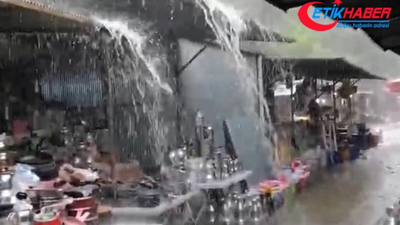 Sinop'ta sağanak kent merkezinde su baskınlarına neden oldu
