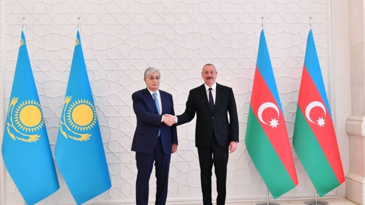 Aliyev, Kazakistan Cumhurbaşkanı Tokayev’i resmi törenle karşıladı