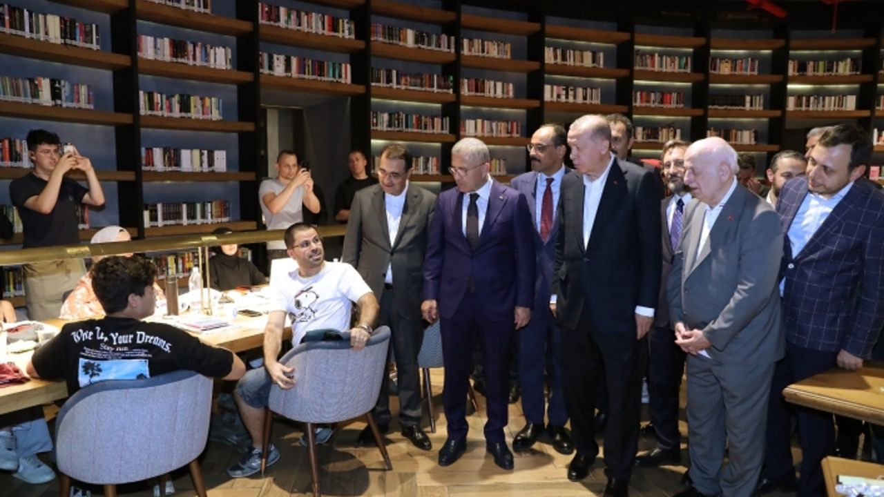 Cumhurbaşkanı Erdoğan Nevmekan Sahil’de öğrencilerle sohbet etti