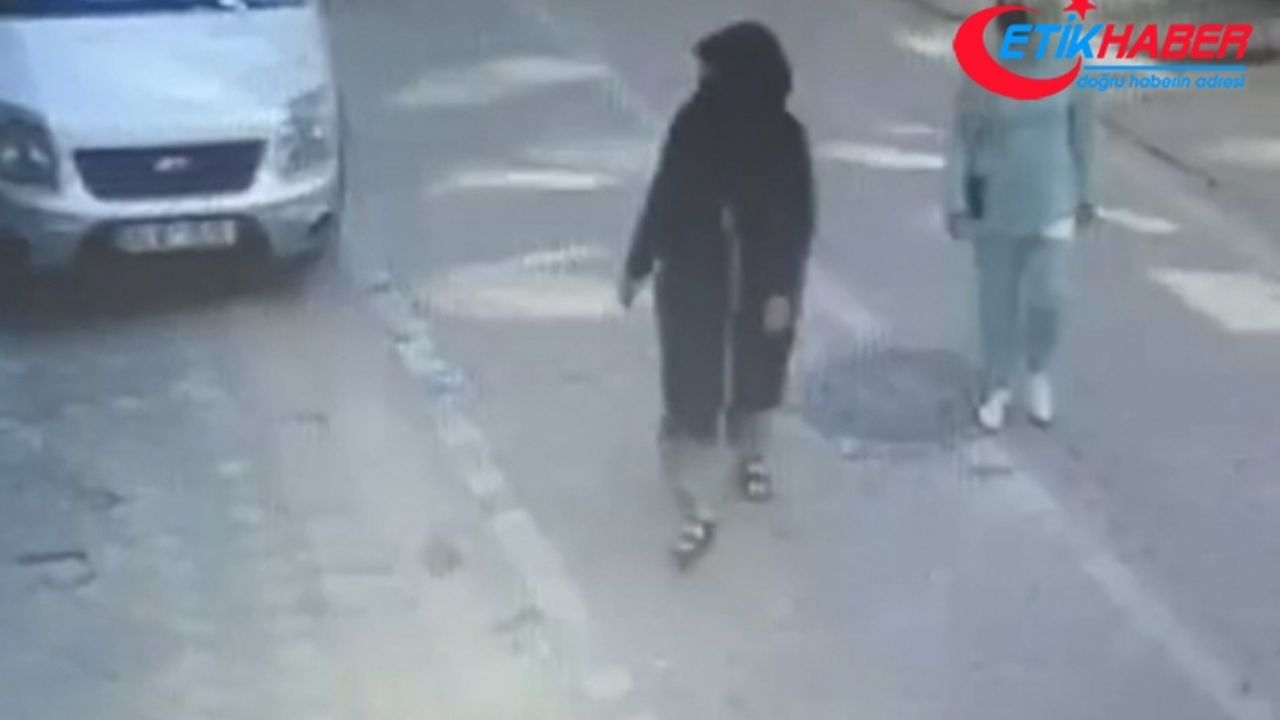 İstanbul'da kadın hırsızlar kamerada: Okula başlayacak çocuğun kumbarasını çaldılar