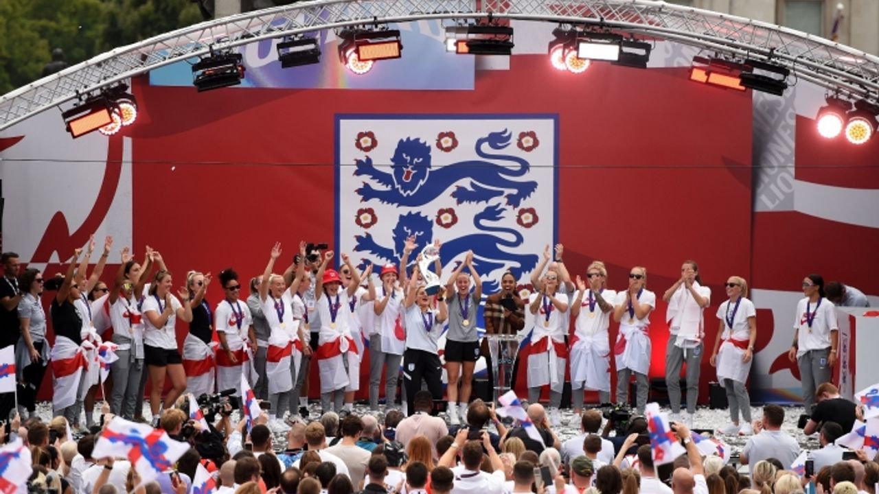 Londra’da binlerce kişi kadın futbol takımının şampiyonluğunu kutladı
