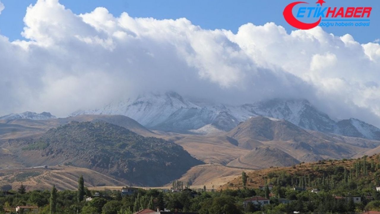 Erciyes Dağı'na mevsimin ilk karı yağdı