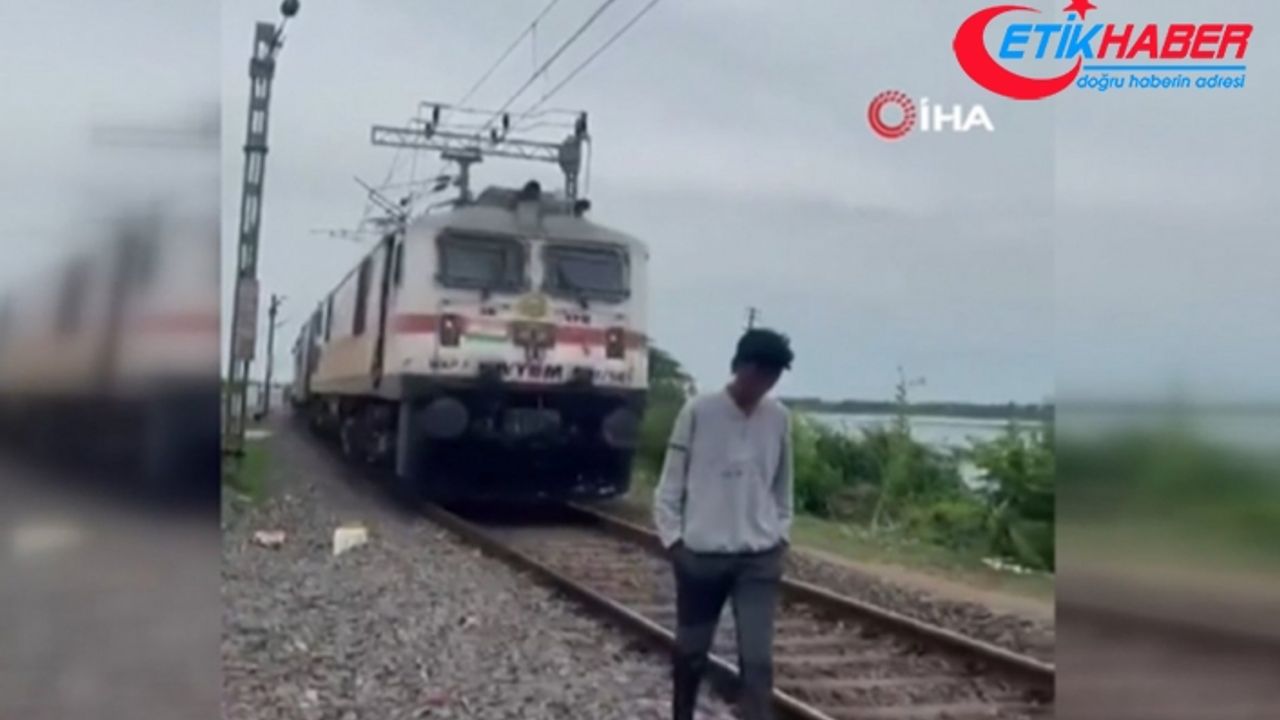 Hindistan’da video çeken gence tren çarptı