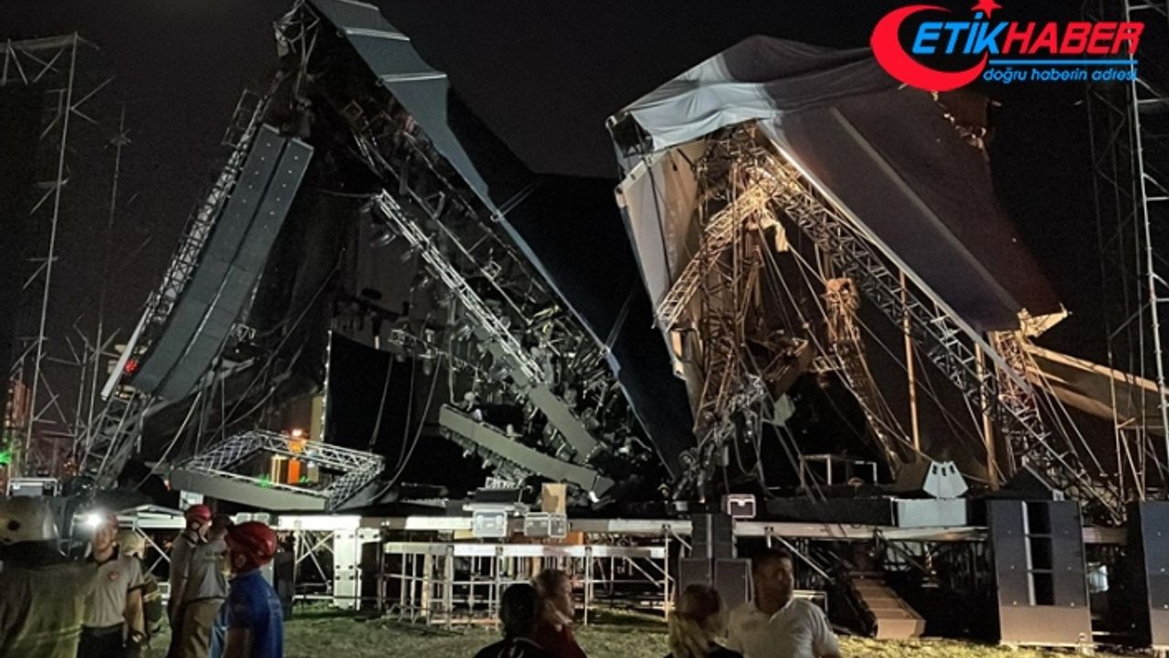 İzmir'de Tarkan konseri için kurulurken çöken sahne kaldırılıyor