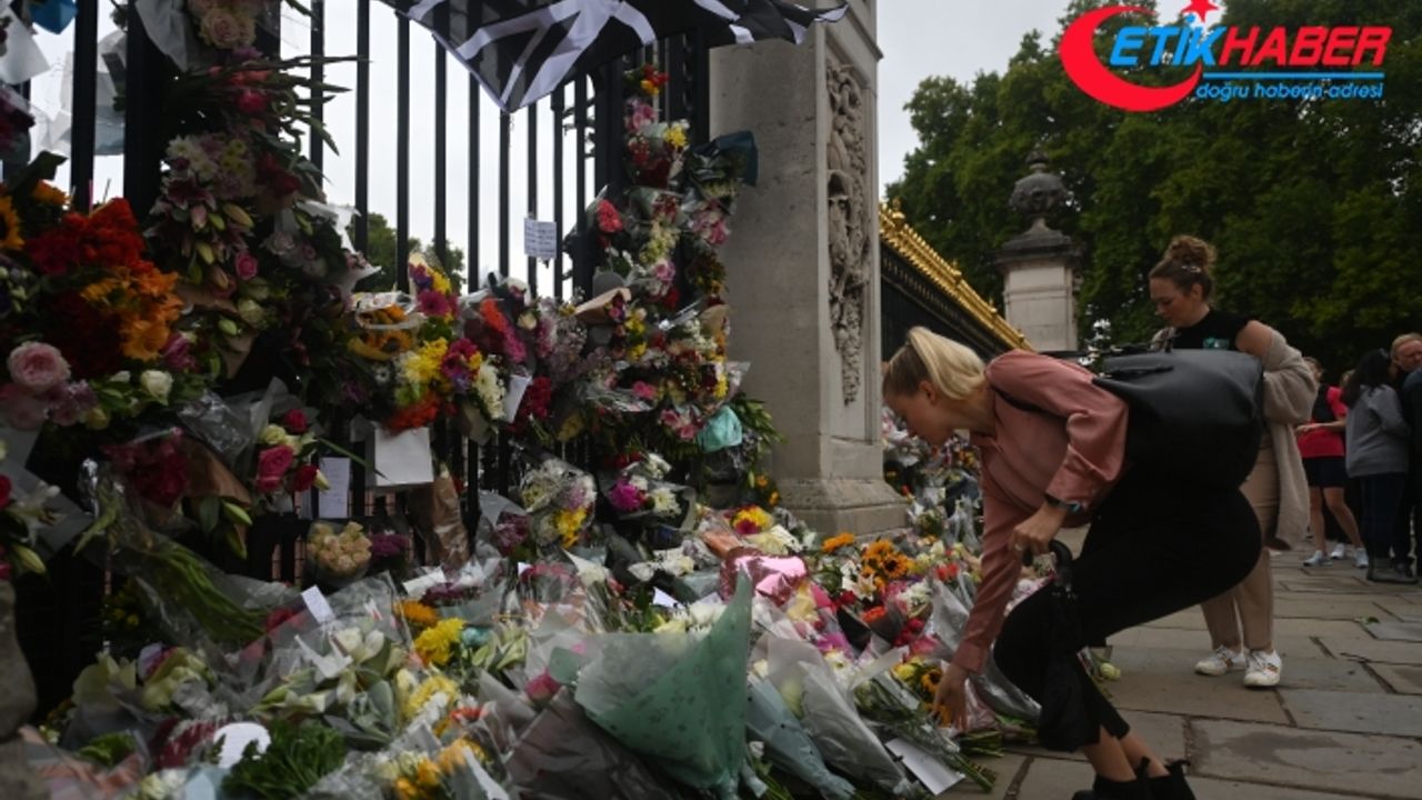 Kraliçe Elizabeth’in sevenleri Buckhingham Sarayı’nın önüne çiçek bırakıyor