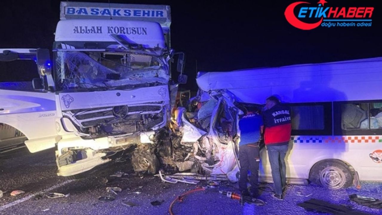 Sivas'ta kamyon ile minibüsün çarpışması sonucu 7 kişi öldü, 9 kişi yaralandı
