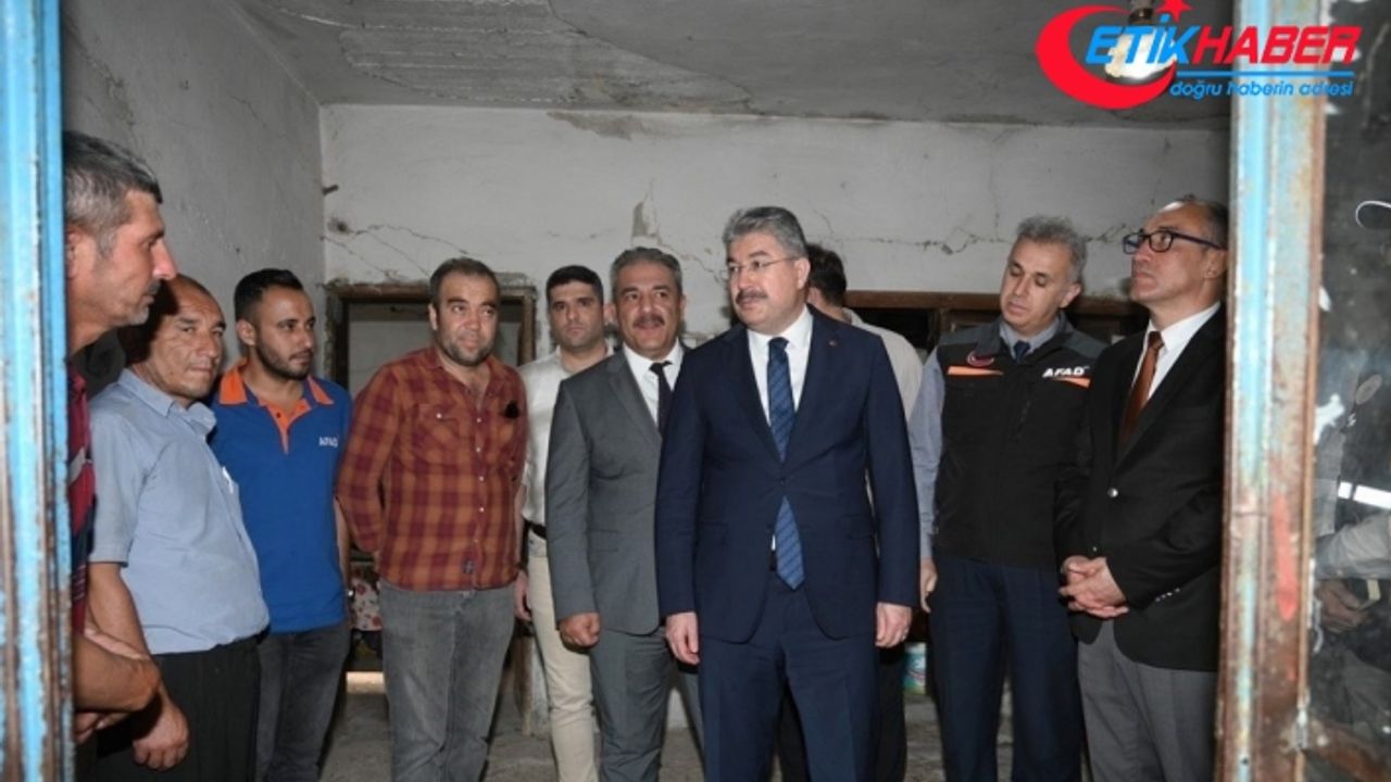 Vali Yılmaz, depremde zarar gören evlerde incelemelerde bulundu