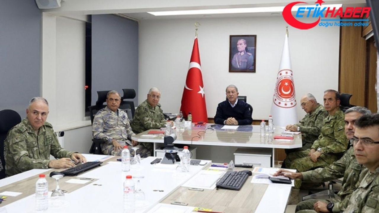 Milli Savunma Bakanı Akar, Pençe Kilit Operasyonu'na katılan birliklerin komutanlarıyla görüştü