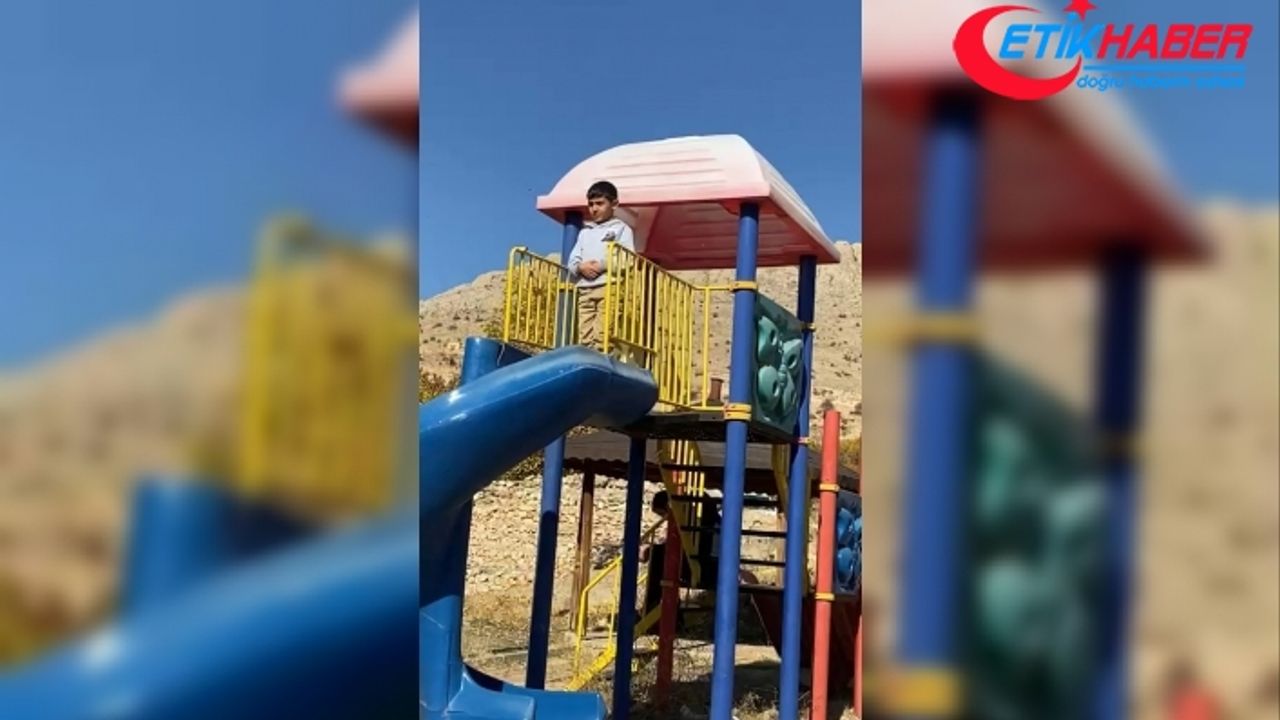 Şehit Sekin’in babasının cenaze töreninde duygulandıran an: Oyun oynamayı bırakan çocuk parkta namaz kıldı
