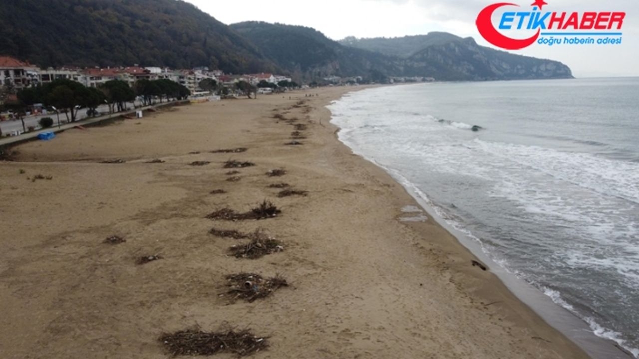 Bartın'da sağanakla sürüklenen atıklar İnkumu sahilinde kirliliğe yol açtı