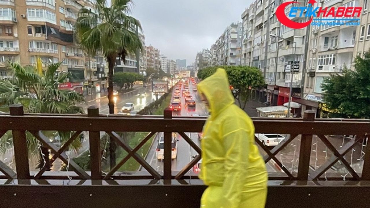 Antalya'da kuvvetli yağış ve fırtına etkili oluyor