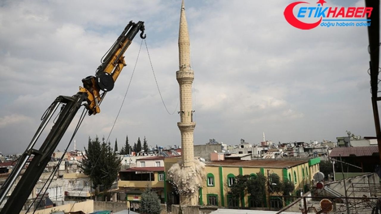 Adana'da depremde hasar gören minareler kontrollü şekilde yıkılıyor