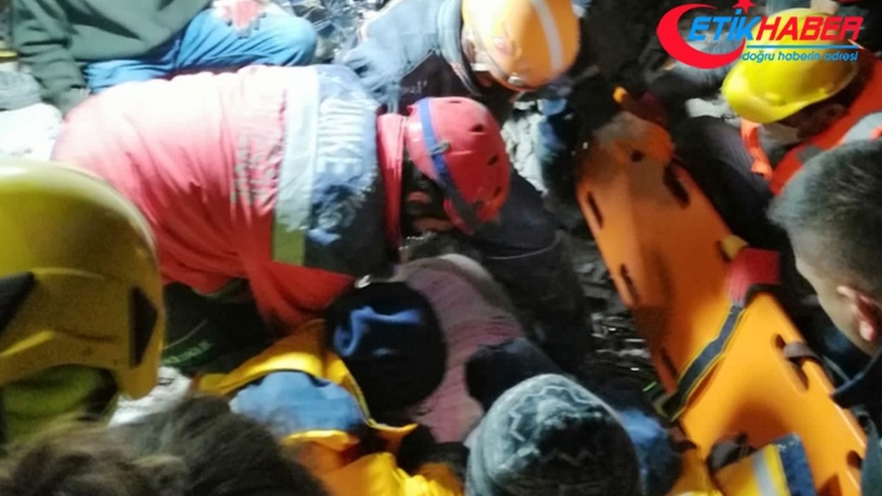 Adana'da yıkılan apartmanın enkazındaki kadın depremden 75 saat sonra kurtarıldı