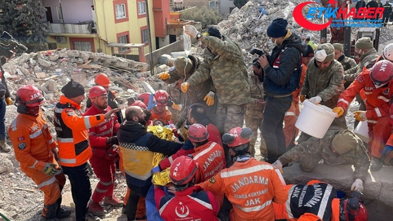 İslahiye'de baba-kız depremin 132. saatinde enkazdan kurtarıldı