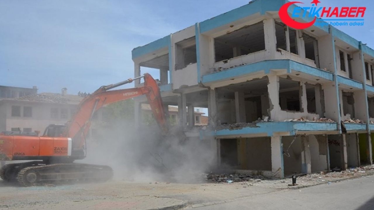 Kahramanmaraş'ta ağır hasarlı yapıların yıkımı sürüyor