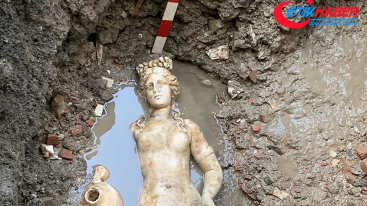 Amasra'da tarihi Bedesten'de yapılan kazılarda 1800 yıllık "su perisi heykeli" bulundu