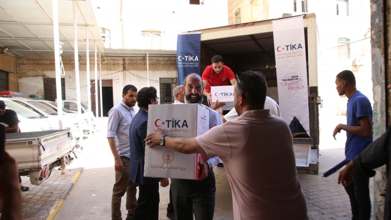 TİKA, Libya Kızılayı'na afetzedeler için 5 bin gıda kumanyası teslim etti