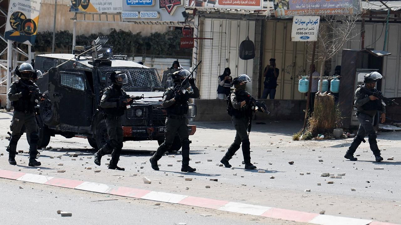 İsrail güçleri, işgal altındaki Batı Şeria'da 12 Filistinliyi gözaltına aldı