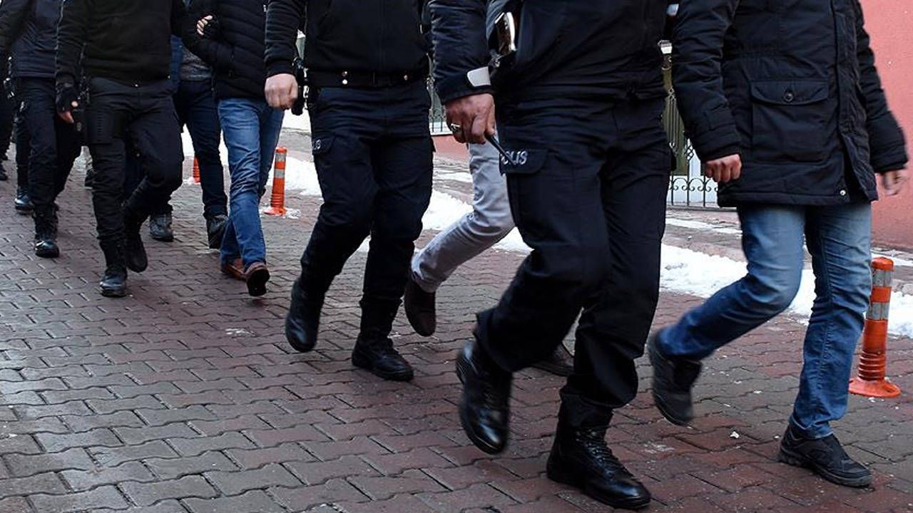 İzmir merkezli FETÖ operasyonu: 2’si muvazzaf 12 gözaltı