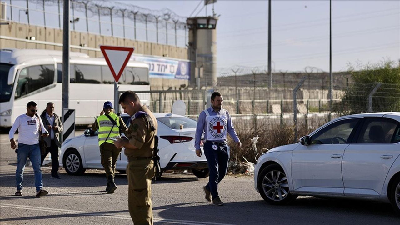 Gazze Şeridi’ndeki 13 İsrailli esir İsrail’e getirilmek üzere Mısır tarafına teslim edildi