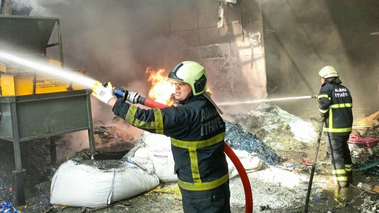 Adana'da geri dönüşüm fabrikasında çıkan yangın söndürüldü