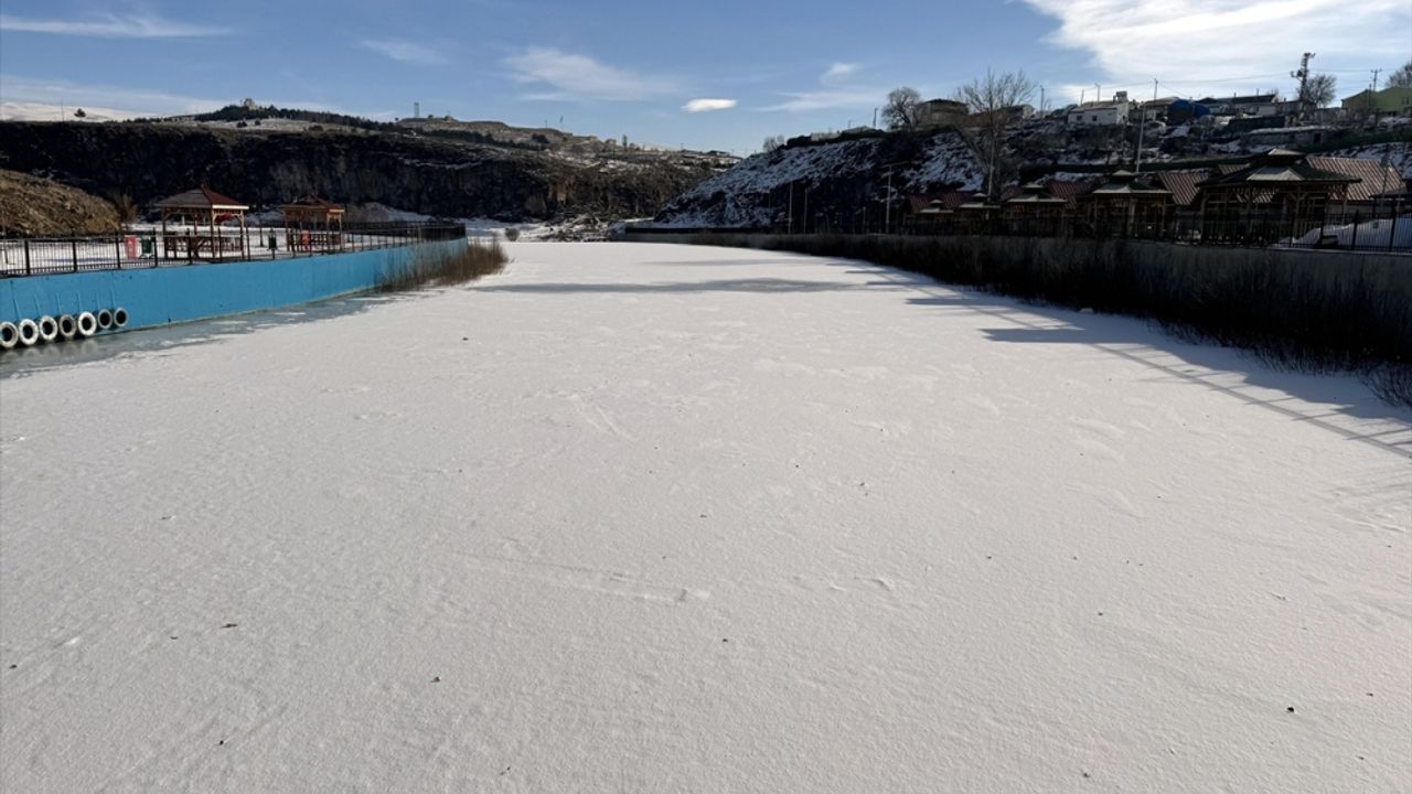 Ardahan, Kars ile Ağrı'da soğuk hava nehir ve gölleri dondurdu