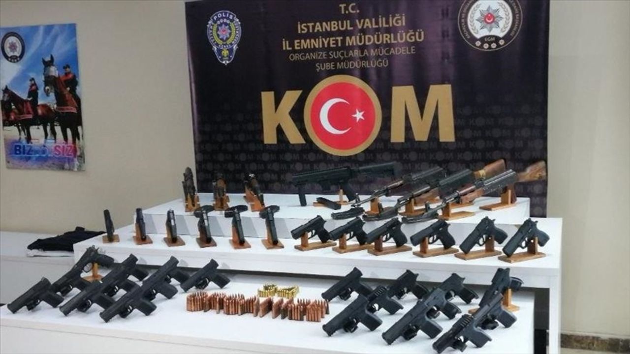 İstanbul merkezli suç örgütü operasyonlarında yakalanan 65 zanlı adliyede