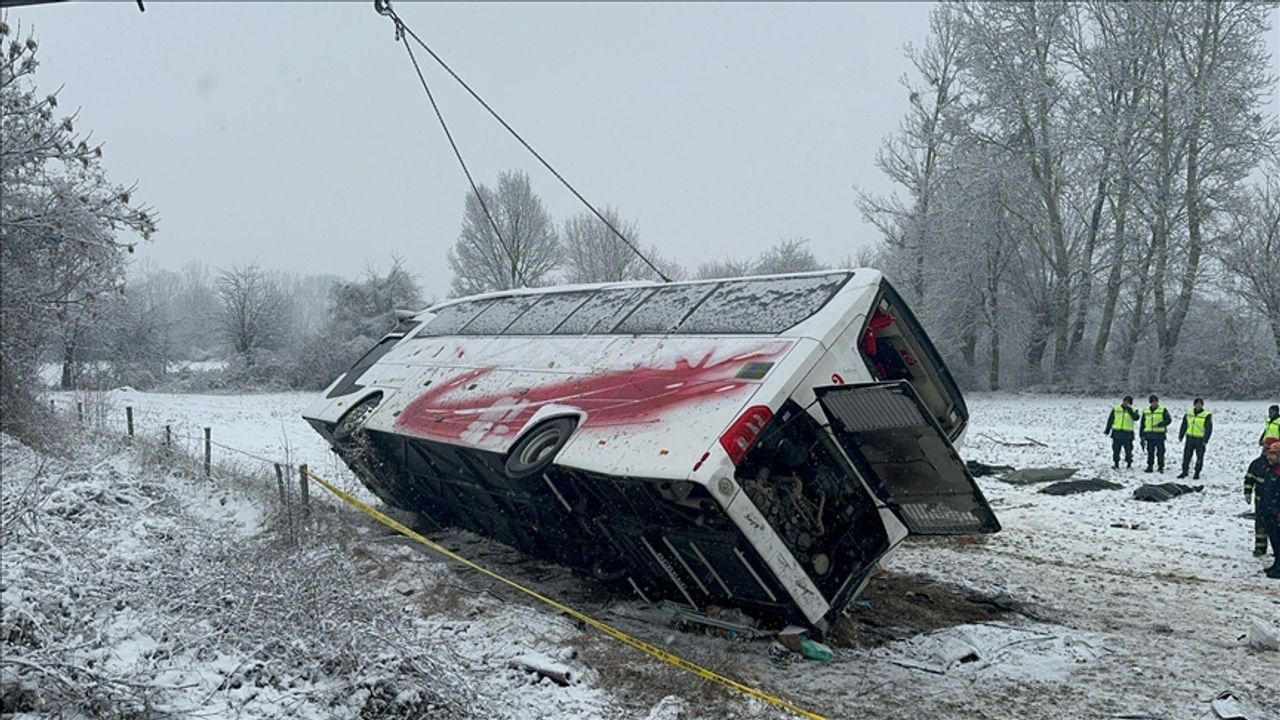 Kastamonu'da yolcu otobüsünün devrildiği kazada 6 kişi öldü, 33 kişi yaralandı