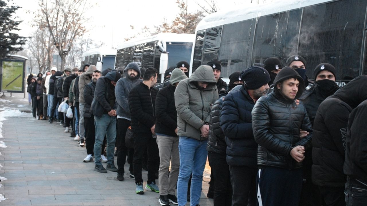 Erzurum merkezli "Sibergöz-20" operasyonunda yakalanan 71 zanlıdan 65'i tutuklandı