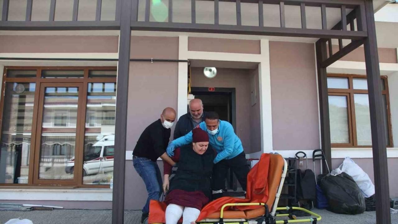 Yatağa bağımlı hastalar oy kullanmaya sedyeyle götürüldü