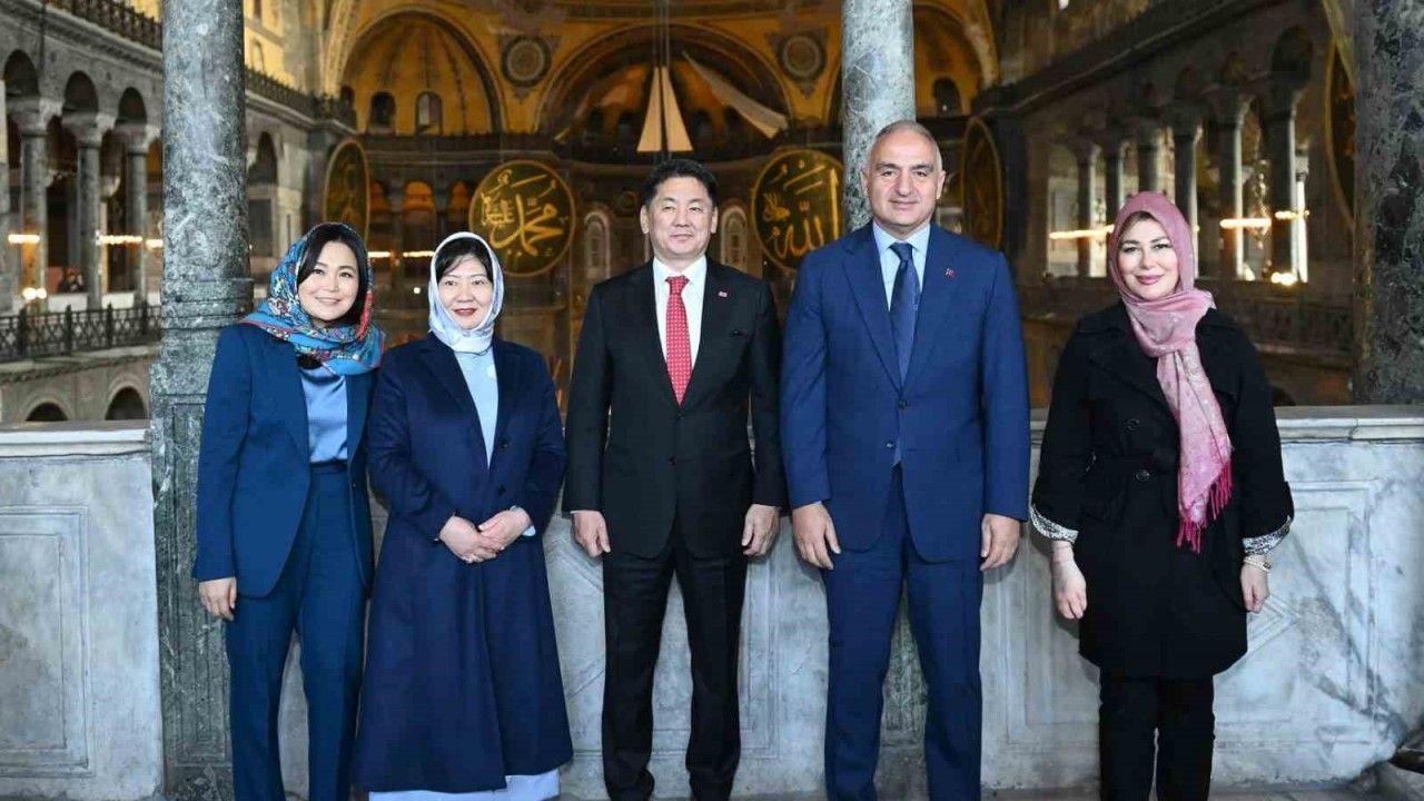 Kültür ve Turizm Bakanı Ersoy ve Moğolistan Cumhurbaşkanı Ukhnaa, Topkapı Sarayı ve Ayasofya Cami-i’ni ziyaret etti