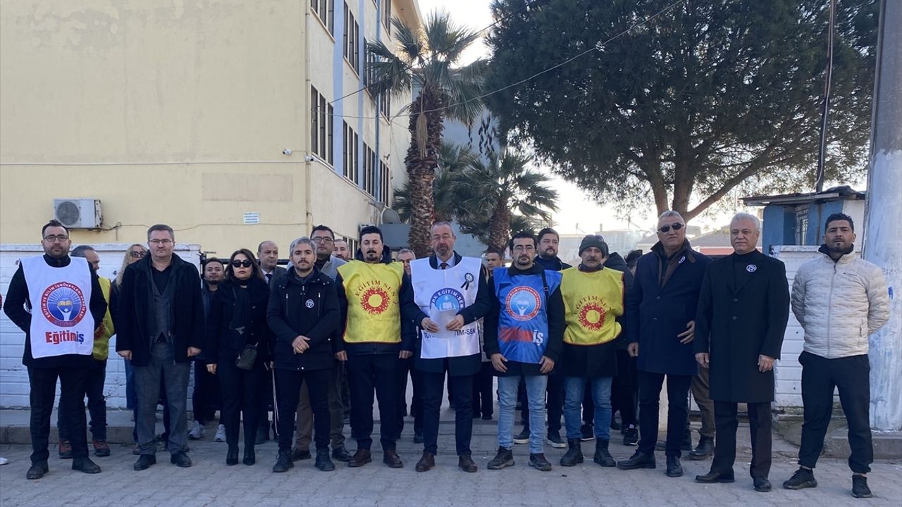 Manisa'da okulda öğretmenin darbedilmesiyle ilgili 2 kişi tutuklandı -  EtikHaber