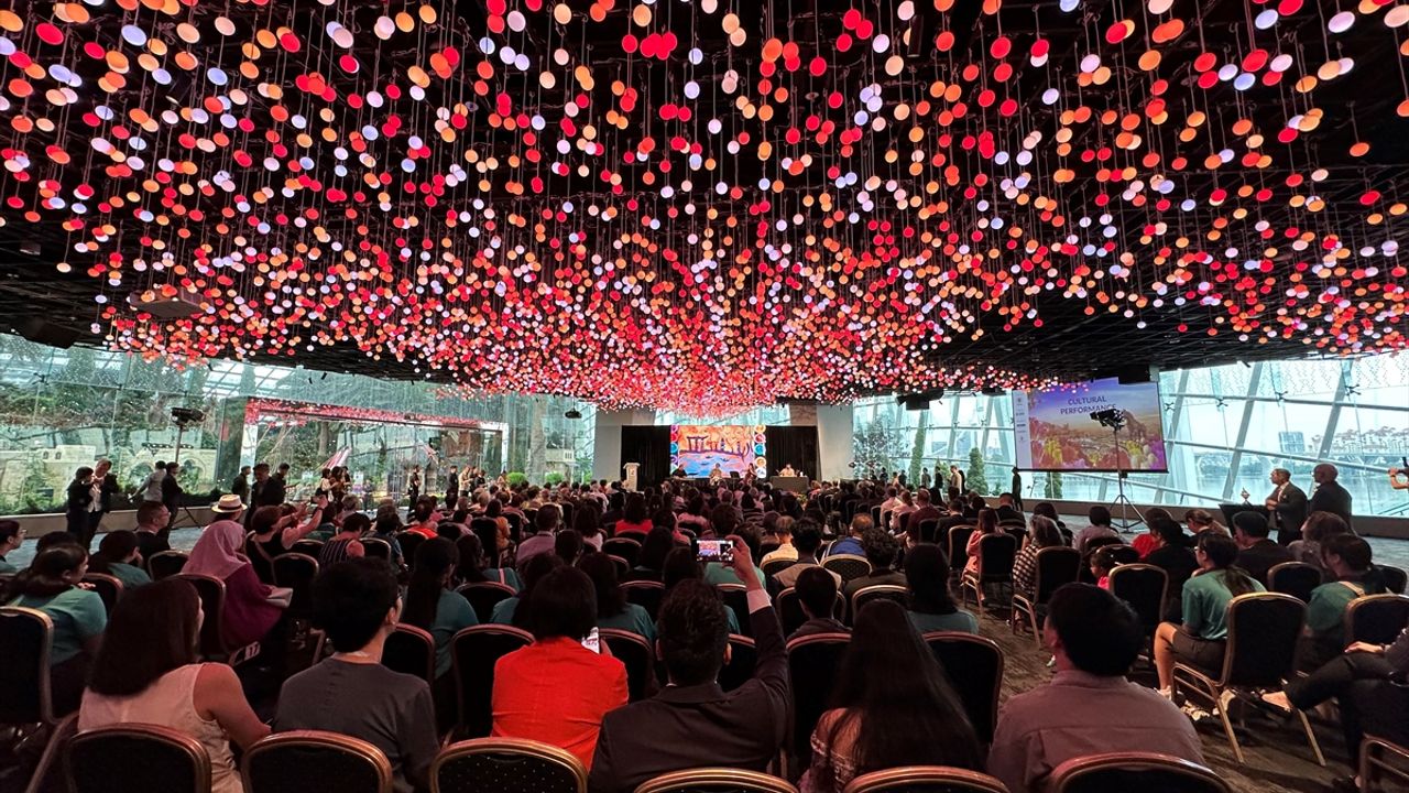 Singapur'da Türk Büyükelçiliğinin işbirliğiyle "Tulipmania 2025" lale sergisi açıldı