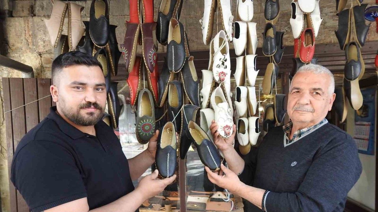 Gaziantep’in yemeni ayakkabıları turistlerden ilgi görüyor