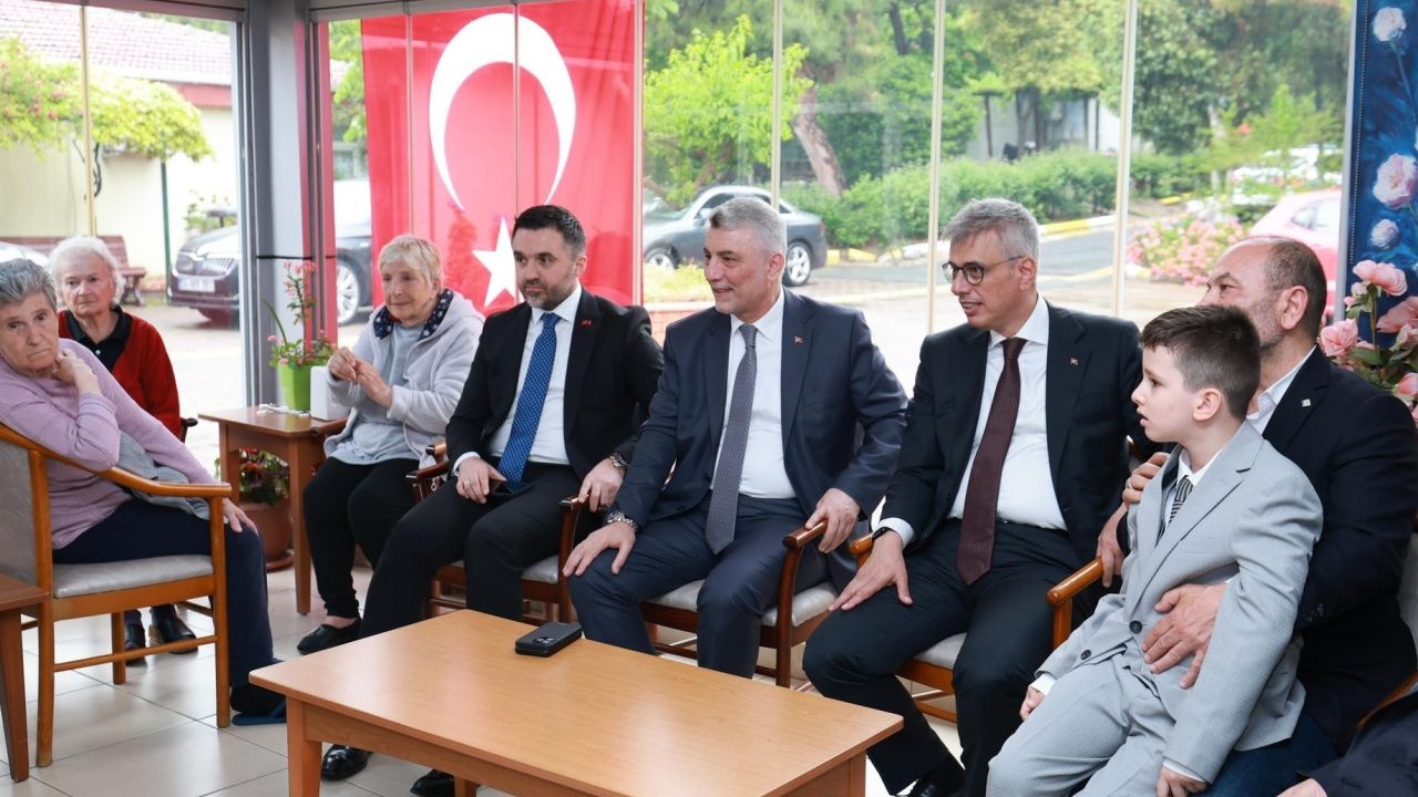 Bakanlar Memişoğlu ile Bolat, İstanbul'da huzurevini ziyaret etti