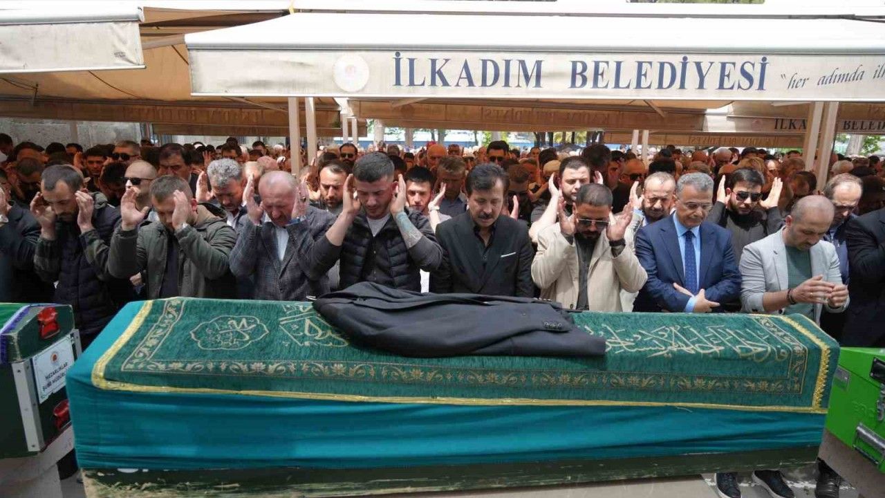 Ablasını kaçırdığı kuzeni tarafından öldürülen gencin tabutunun üzerine damatlığı konuldu