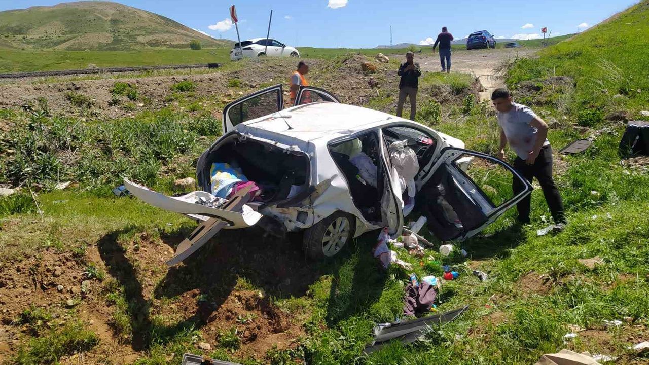 Bingöl’de trafik kazası: Baba öldü, eşi ve çocuğu yaralandı