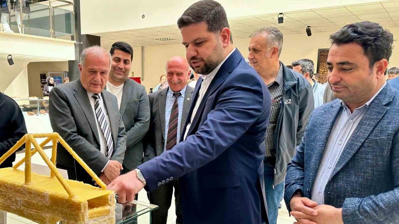 Çubuk makarnadan yapılan köprüler yarıştı