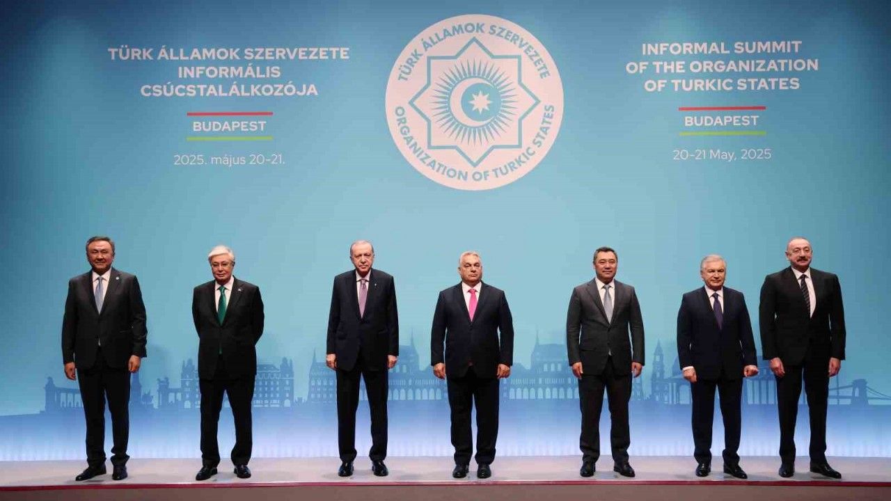 Cumhurbaşkanı Erdoğan, Türk Devletleri Teşkilatı Zirvesi’nde aile fotoğrafına katıldı