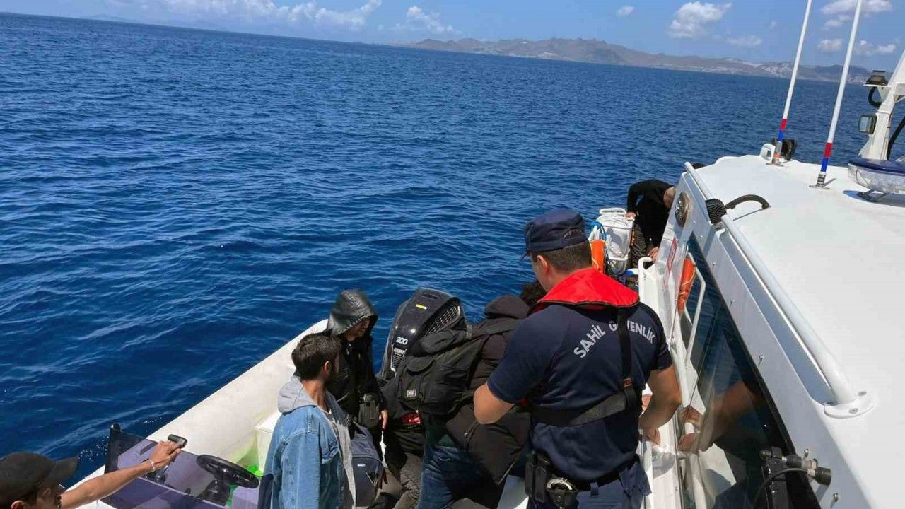Datça’da Yunanistan’ın geri ittiği 10’u çocuk 33 düzensiz göçmen kurtarıldı