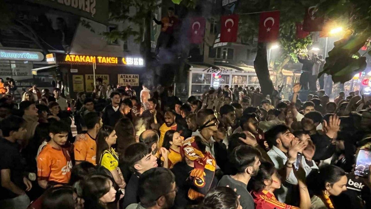 Fenerbahçe forması ile Galatasaray’ın şampiyonluğunu kutladı