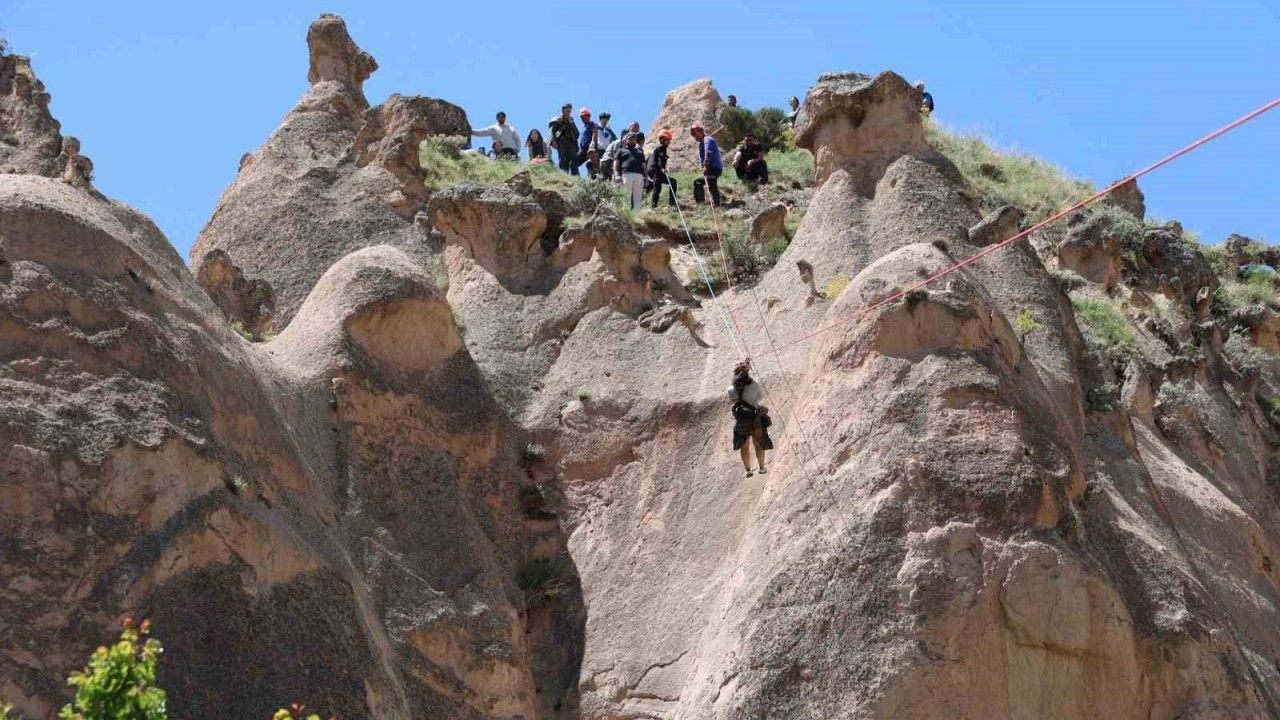 Kapadokya’da sıcak hava balonu peri bacalarının üzerine güvenli iniş yaptı