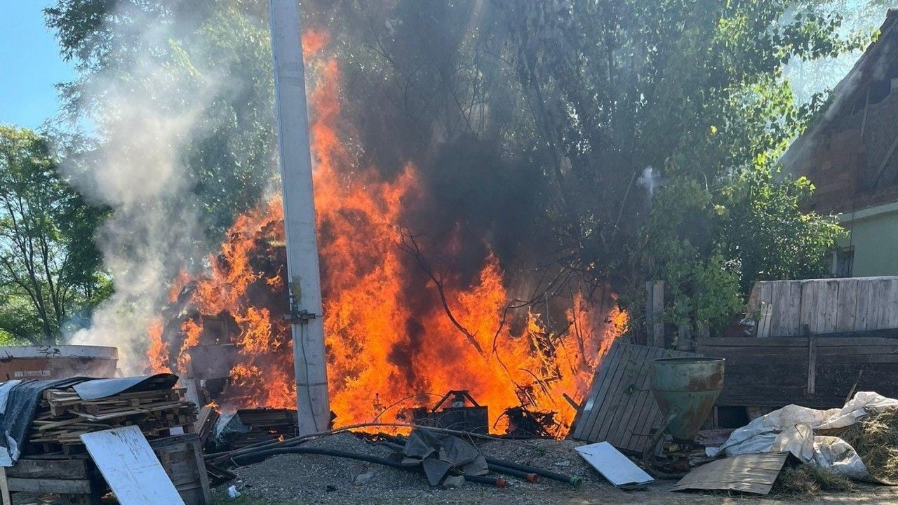 Saman balyaları alev alev yandı