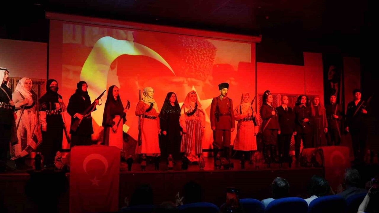 Tarihe ışık tutan defile: 23 kadın kahramanın kıyafetleri defilede sergilendi