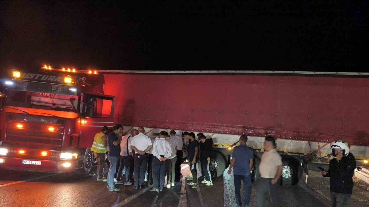 Tır sürücüsü direksiyon başında rahatsızlandı, yol trafiğe kapandı