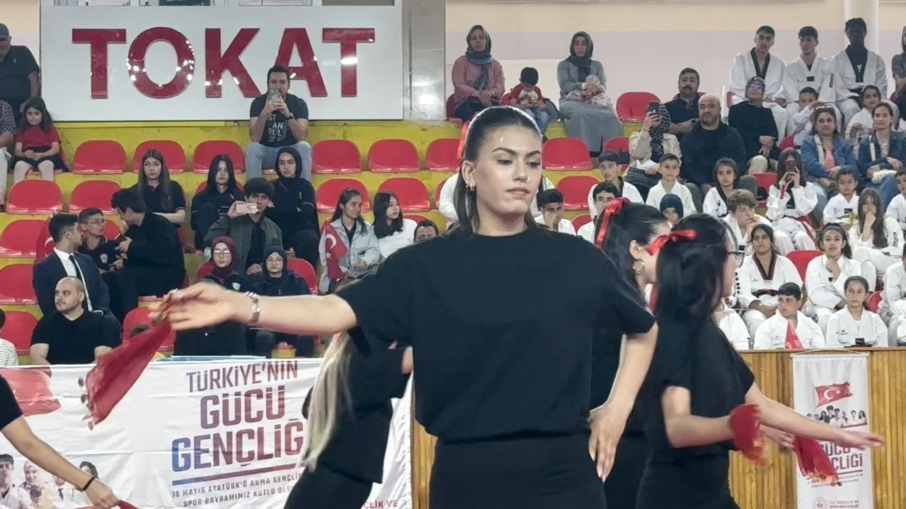 Tokat’ta geleneksel ellik halayı modern step ile yeni boyut kazandı